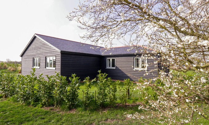 Saint Osyth Cottage | BRAMLEY COTTAGE, family friendly, with a garden in St. Osyth