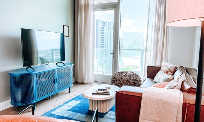 Rainey Street Historic District Condo | Brand New! 29th Floor Rainey St. Condo in Downtown Austin w/Rooftop Pool & Patio