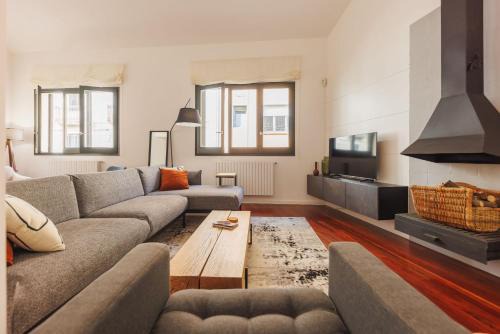 Old Town Apartment | Bravissimo Cort Reial Palau, Duplex penthouse