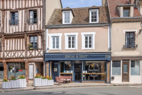 Nogent-le-Roi Apartment | Break & Brut