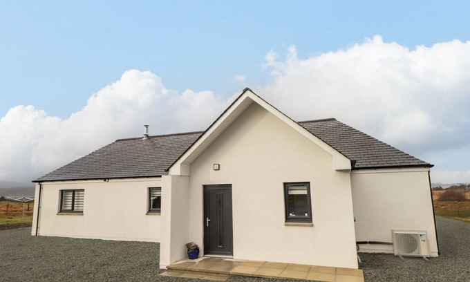 Breakish House | BREAKISH VILLA, family friendly, with a garden in Broadford