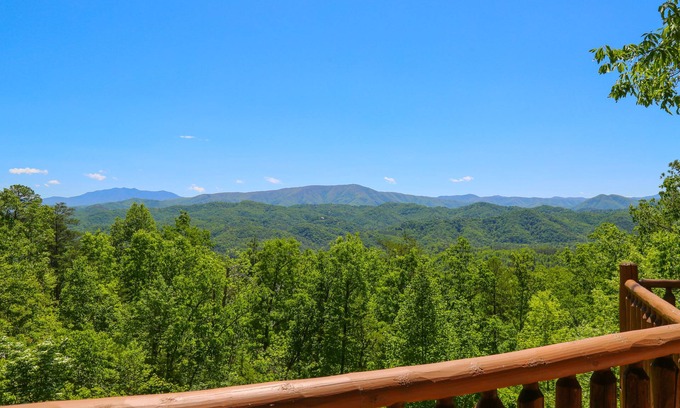 Gatlinburg - Pigeon Forge Cabin | Breathtaking Mountain Views, Relaxation & Luxury Owner Managed Cabin ~Specials~