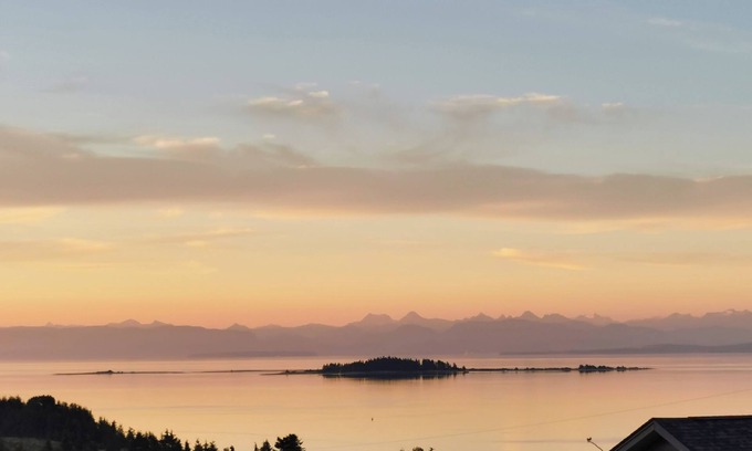 Union Bay House | Breathtaking views, peaceful getaway and a base for outdoor adventures.