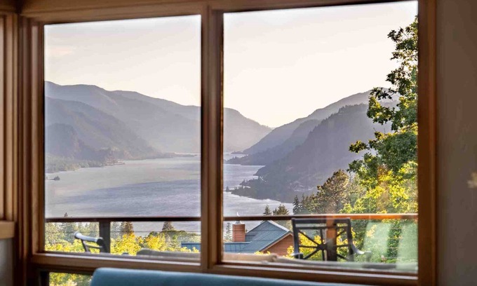 White Salmon House | Breathtaking Views of Mt. Hood and Columbia Gorge, Huge Deck, Shuffleboard, Ping Pong, Trampoline