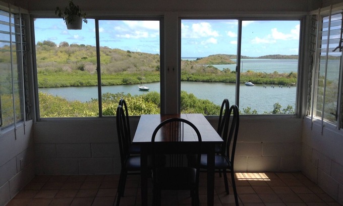 Seatons Village House | Breezy Hillside House with Pool Access