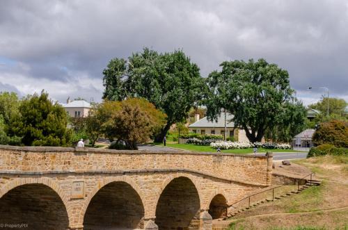 Richmond Apartment | BRIDGE COTTAGES Sargeants & Armoury Cottages 1823 - HISTORY & CHARM