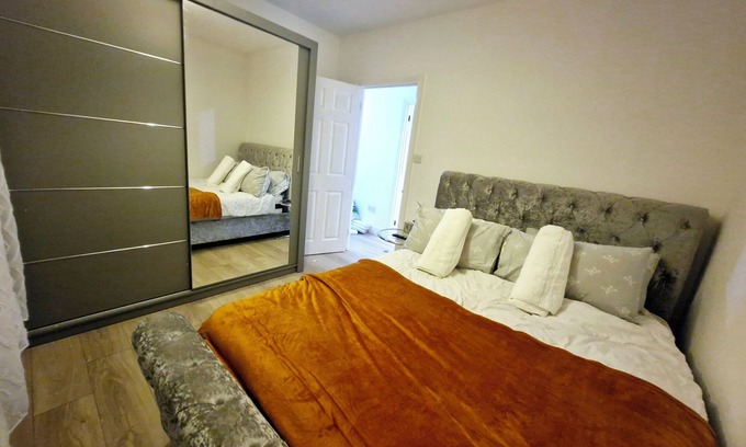 Hylands Apartment | Bright 2 bed maisonette flat in Romford