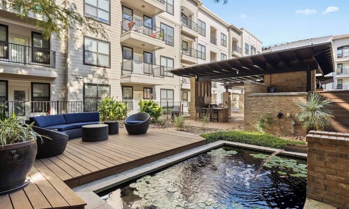 St. Edwards Apartment | Bright 2BR Flat w/Balcony + Pool | Walk to SoCo