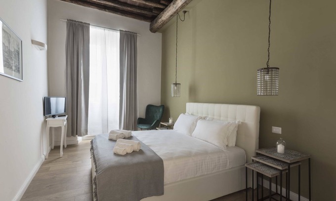 Rome City Centre Apartment | Bright 2BR on Via del Corso