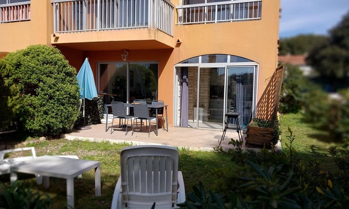 Saint-Mandrier-sur-Mer Apartment | Bright 55m2 T3 with 90m2 garden, 400 m from the beach and shops