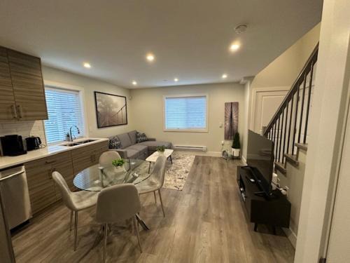 Sunset House | Bright and cozy modern home in Vancouver - central to YVR-Downtown - Free Private Parking