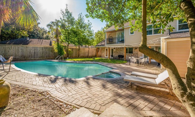 Jersey Village House | Bright and Spacious Home for w/ POOL (30+ Nights)