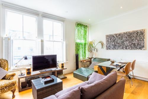 St. Helen's Apartment | Bright and Spacious Notting Hill Nest