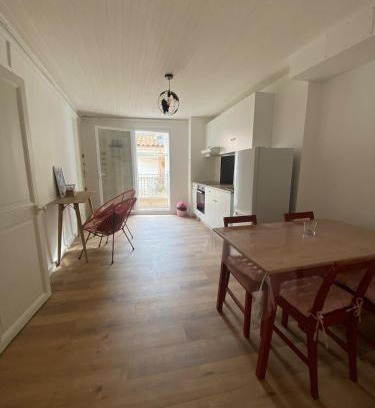 Marseillan Apartment | Bright apartment in the historic center