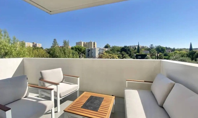La Pompignane Apartment | Bright apartment with balcony