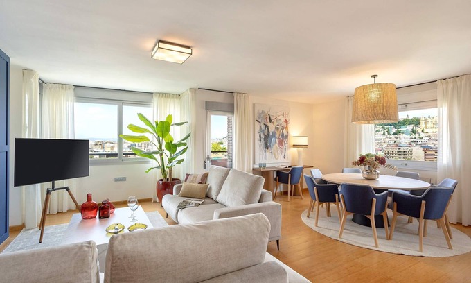 Cervantes Apartment | Bright Apartment with parking in Granada. Gongora