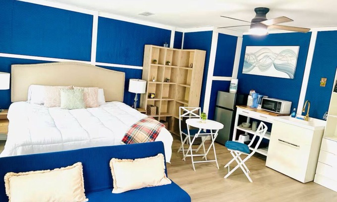 Windsor Hills Apartment | Bright Charming Garage Studio in North Central Austin Neighborhood