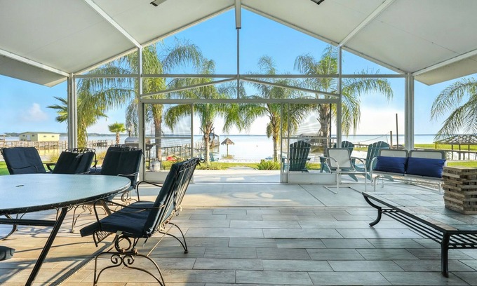 Candler House | Bright & Cozy retreat on Lake Weir with a beautiful white sandy beach!