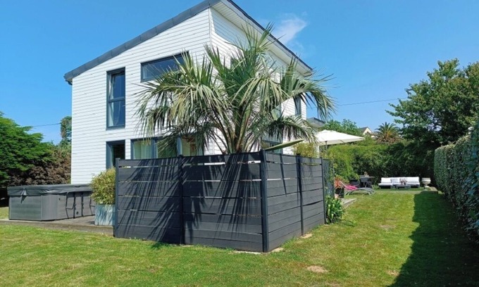 Plouguerneau House | Bright house with garden and spa, 100 m from the beach. Pets welcome.