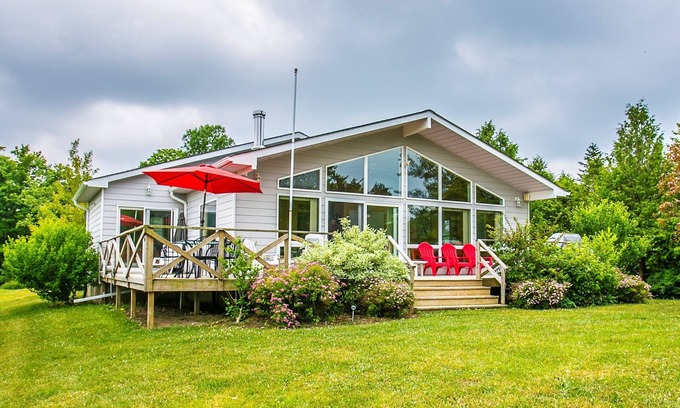 Bluewater Cottage | Bright Modern All Season Open Concept Cottage - 5 minutes from Bayfield