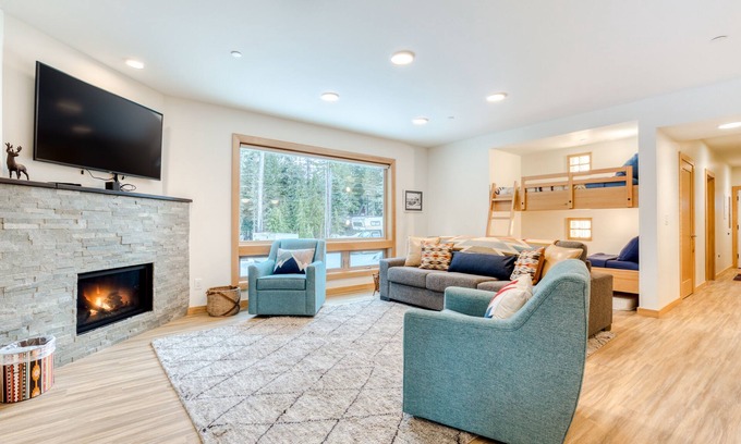 Government Camp House | Bright & modern dog-friendly getaway w/private balcony, gas grill, & free WiFi