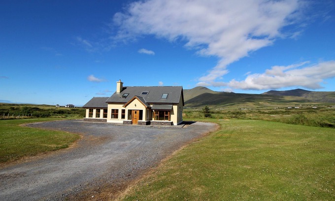 Ballydavid House | Bright, Modern House on the Dingle Peninsula. Wifi Available.