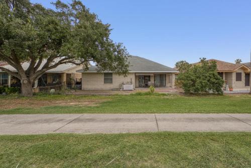 Pharr House | Bright Pharr Getaway Spacious Family Home w Garage and WiFi