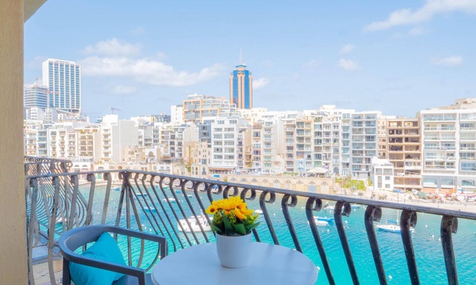 Il-Balluta Apartment | Bright Seaview Apartment close to Spinola Bay