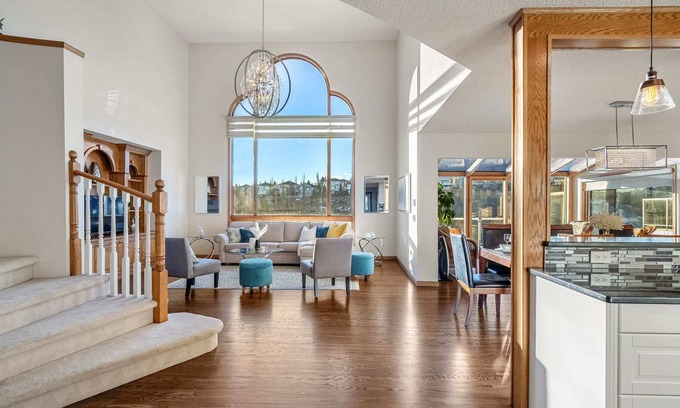 Edgemont House | Bright & Spacious 5-BR w/Ravine Views in Edgemont