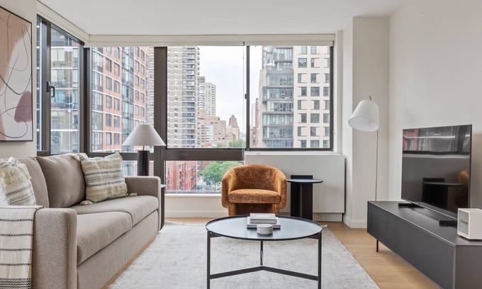 Upper West Side Apartment | Bright UWS 2BR w/Elevator, Gym, DM, Playroom & Rooftop, by Blueground