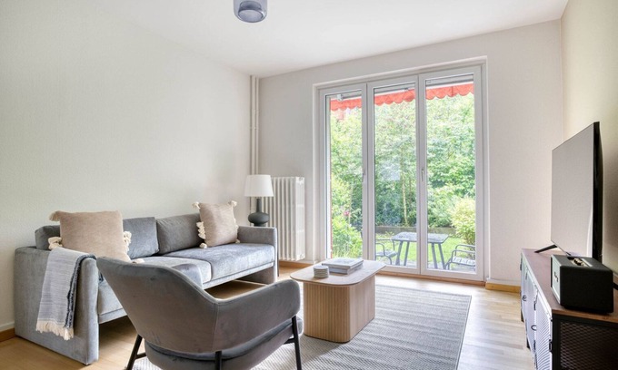 Alt-Wiedikon Apartment | Bright Wiedikon 1BR w/Private W/D, near Train, by Blueground