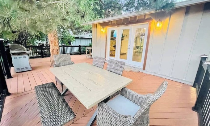 West University House | Brilliant West UNR 6TVs Sleeps 15 Pets OK