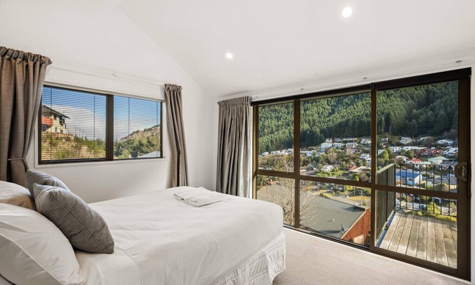 Sunshine Bay Apartment | Broadview Hideaway - Cosy 2 bed