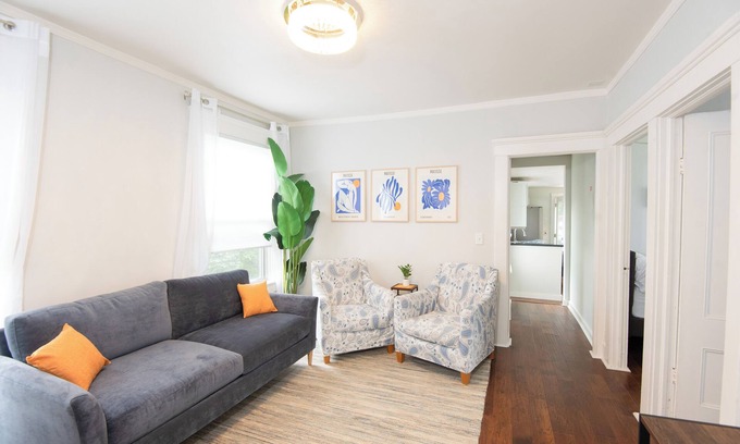 Off Broadway Apartment | Broadway Hideaway: Newly Renovated 3 Bed Unit- Broadway neighborhood- Newport