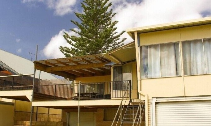 Lancelin House | Brocky's Place - Want direct access to the beach in town