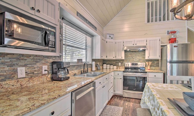 Hochatown Cabin | Broken Bow Cabin w/Private Deck ~ 5 Mi to Lake!