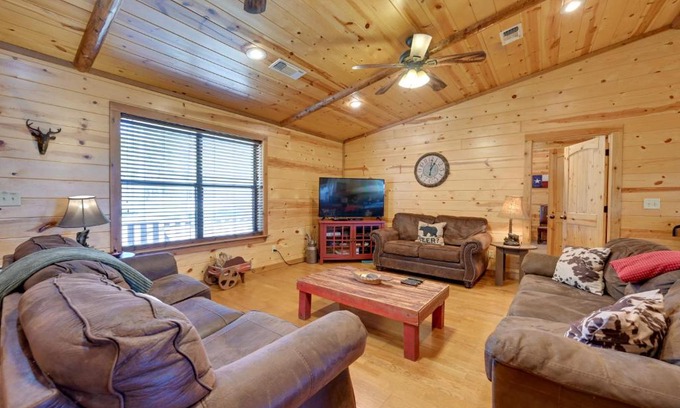 Broken Bow House | Broken Bow Cabin with Hot Tub and Covered Deck!