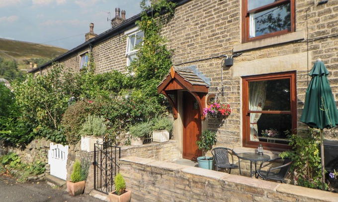 Little Hayfield Cottage | BROOK COTTAGE, character holiday cottage, with open fire in Hayfield