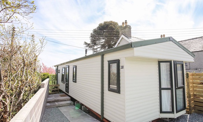 Dulas Cottage | BRYN HYFRYD CARAVAN, family friendly, with a garden in Moelfre