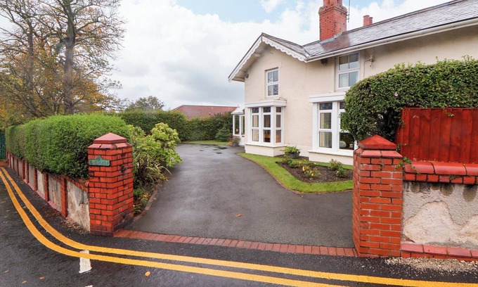 Treffynnon Cottage | BRYN OFFA COTTAGE, romantic, with a garden in Holywell