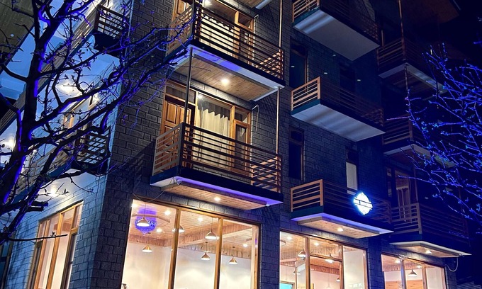 Burwa Hotel | BSR Resort by Apple Orchards