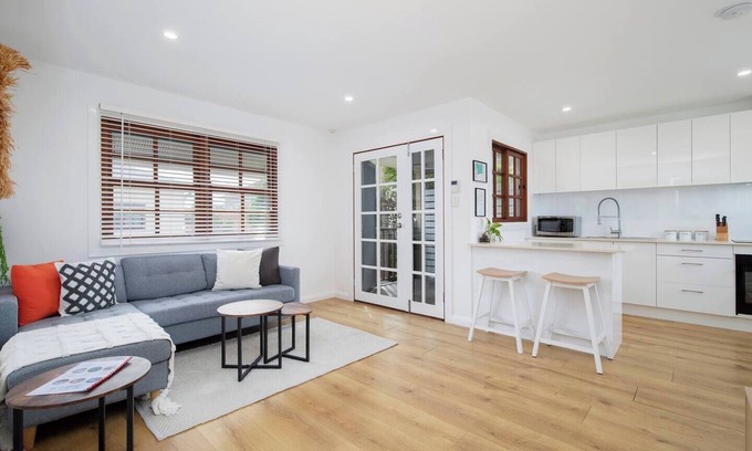 Merewether Apartment | Buchanan Hideout Cosy Bungalow by Merewether Beach