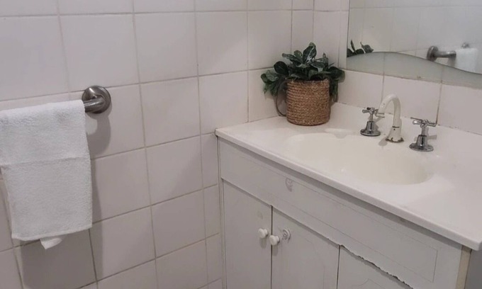 Dallas House | Budget 3BR home - 12 mins from airport, Bohemian Styled, great for small groups.