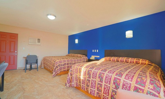Weslaco Hotel | Budget Stay with King Bed – Close to Llano Grande Lake & Park