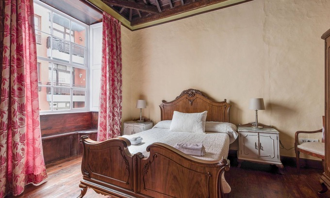 Historical Center Apartment | Building of old construction "La Vicaria" in a Superb Location in La Laguna with Terrace & WiFi
