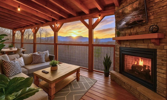 Gatlinburg - Pigeon Forge Cabin | Built in 2021★Patio Gas Fireplace★Park 6 Cars★Private★2 King En-suites★Game Room