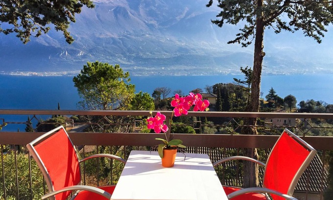 Bassanega House | Bungalow for exclusive use with unobstructed lake view and shared use of the pool