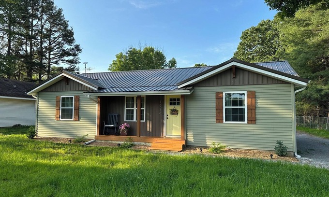 Houston House | Burchtree Retreat featuring 3 Bedroom Home in Houston MO