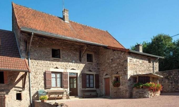 Curtil-sous-Buffieres Cottage | Burgundy farmhouse converted into a gîte in a quiet hamlet