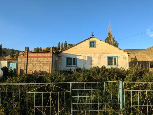 Ak-Talaa District House | Burul